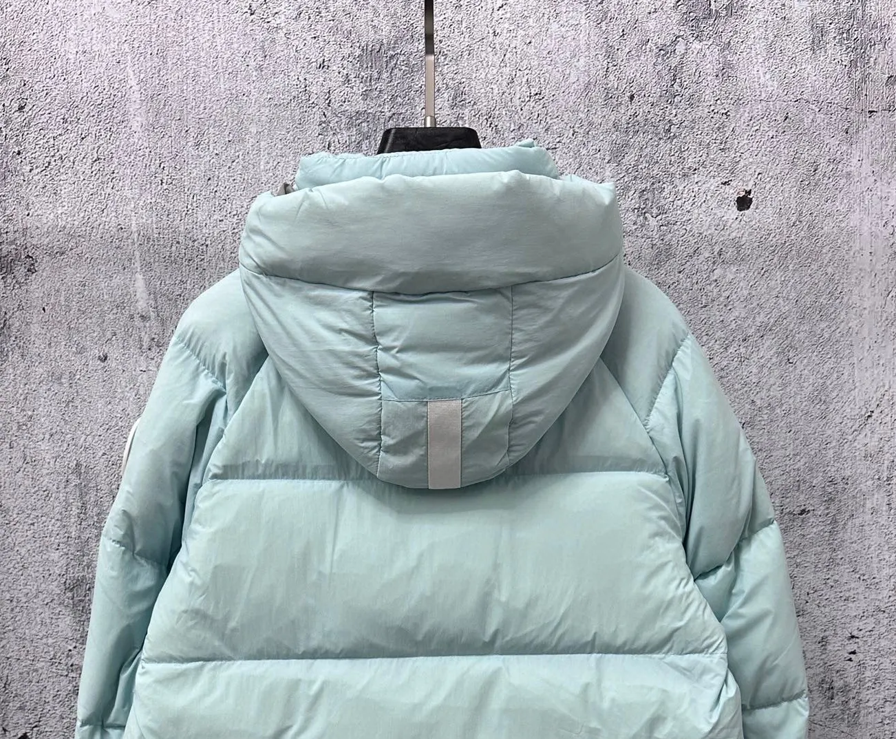 P740 【𝗖𝗔𝗡𝗔𝗗𝗔 𝗚𝗢𝗢𝗦𝗘】Capsule Series Macaron White Label Fabric: Made of soft EnduraLuxe fabric imported from DuPont, CORDURA, USA, which enhances the durability of easy-to-wear parts, is lightweight and durable; the liner is made of 400T anti-velvet gallbladder, which is comfortable, soft and non-velvet. : Equipped with a detachable hood, which can be adjusted in two directions, and is also filled with down, which brings greater softness and wrapping around the head and neck, and is full of warmth. This parka features white trim on the back and sides, and the hardware locks are all original and custom-made to match the muted fabric color. Goose label: The official website’s new series of silicone material labels, non-embroidery labels. Length: Fit hip-length. Size: XS-L